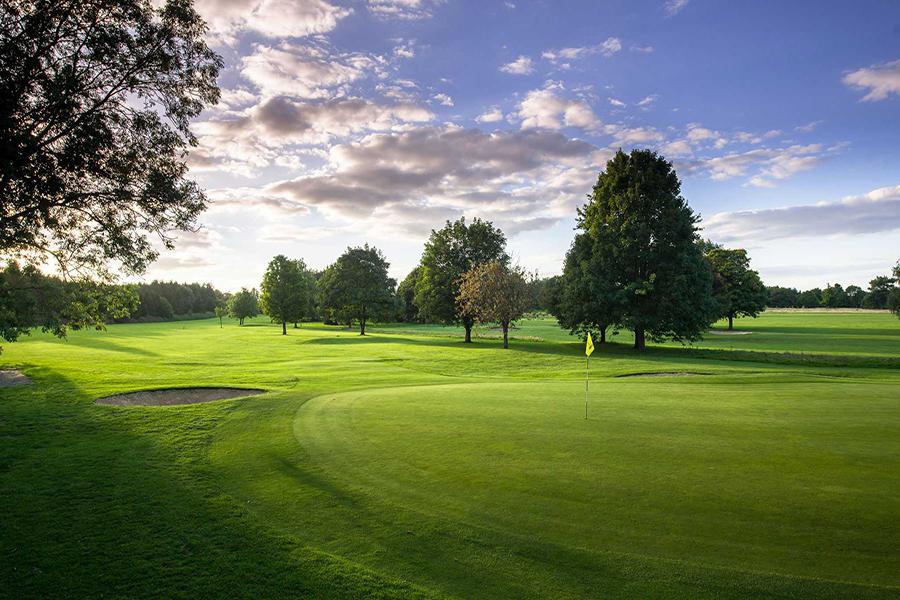 Diện tích sân golf 9 lỗ đạt tiêu chuẩn là bao nhiêu?