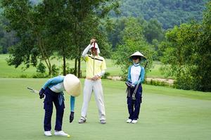 Những góc khuất của caddy golf - người phục vụ chơi golf